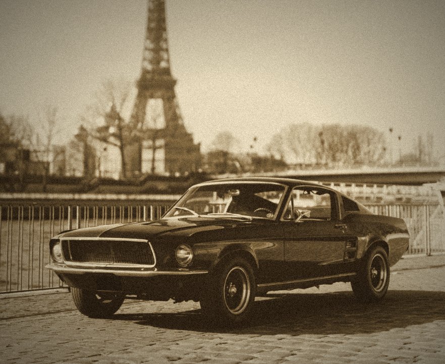 Ford Mustang fastback devant la tour Eiffel, à Paris