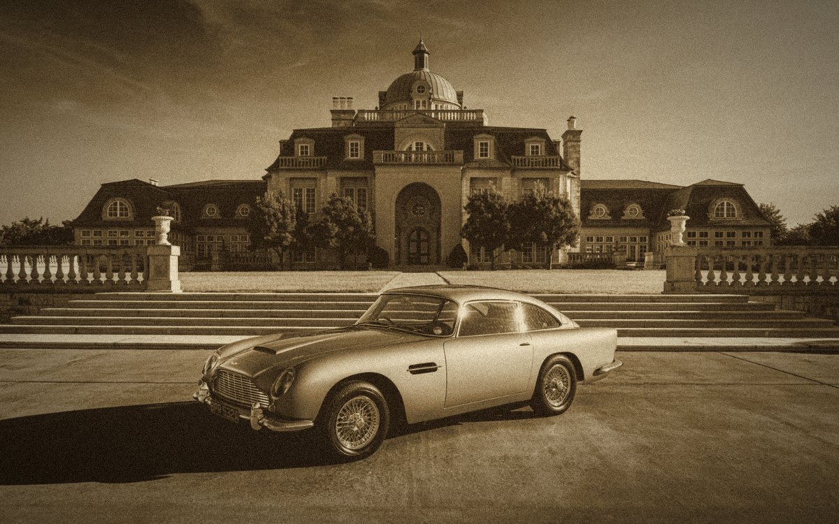 Aston Martin DB5 argentée devant une demeure de style château
